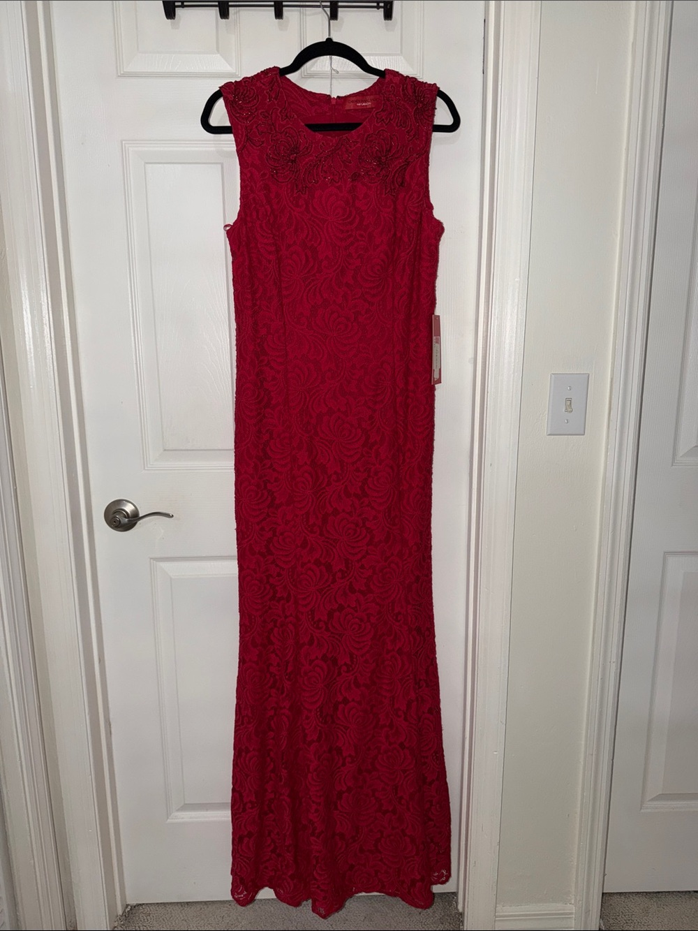 Carmen Marc Valvo Red Lace Sleeveless Maxi Gown